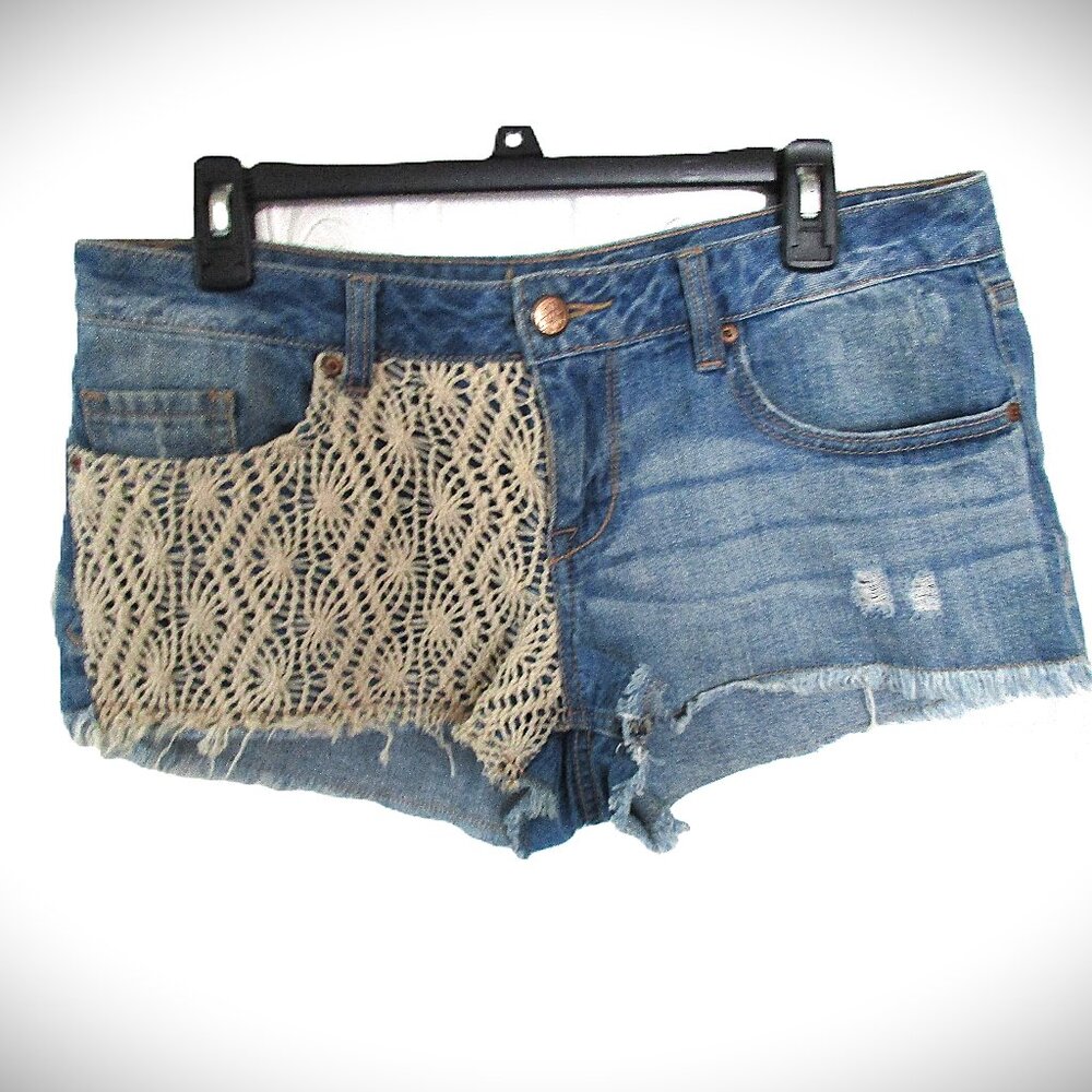Size 9 AMERICAN RAG Blue Denim Cut Off Shorts 3" Zipper Crochet Trim